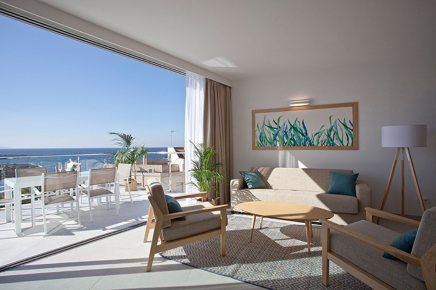 Salón de estar y terraza con vistas al mar